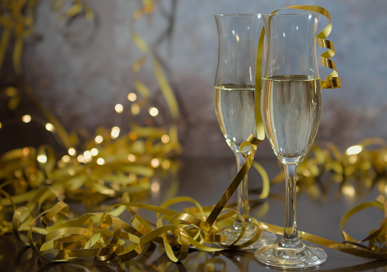 Sylvester, happy new year, sparkling wine — Effortlessly Download and Manage Your Crypto with Atomic Wallet